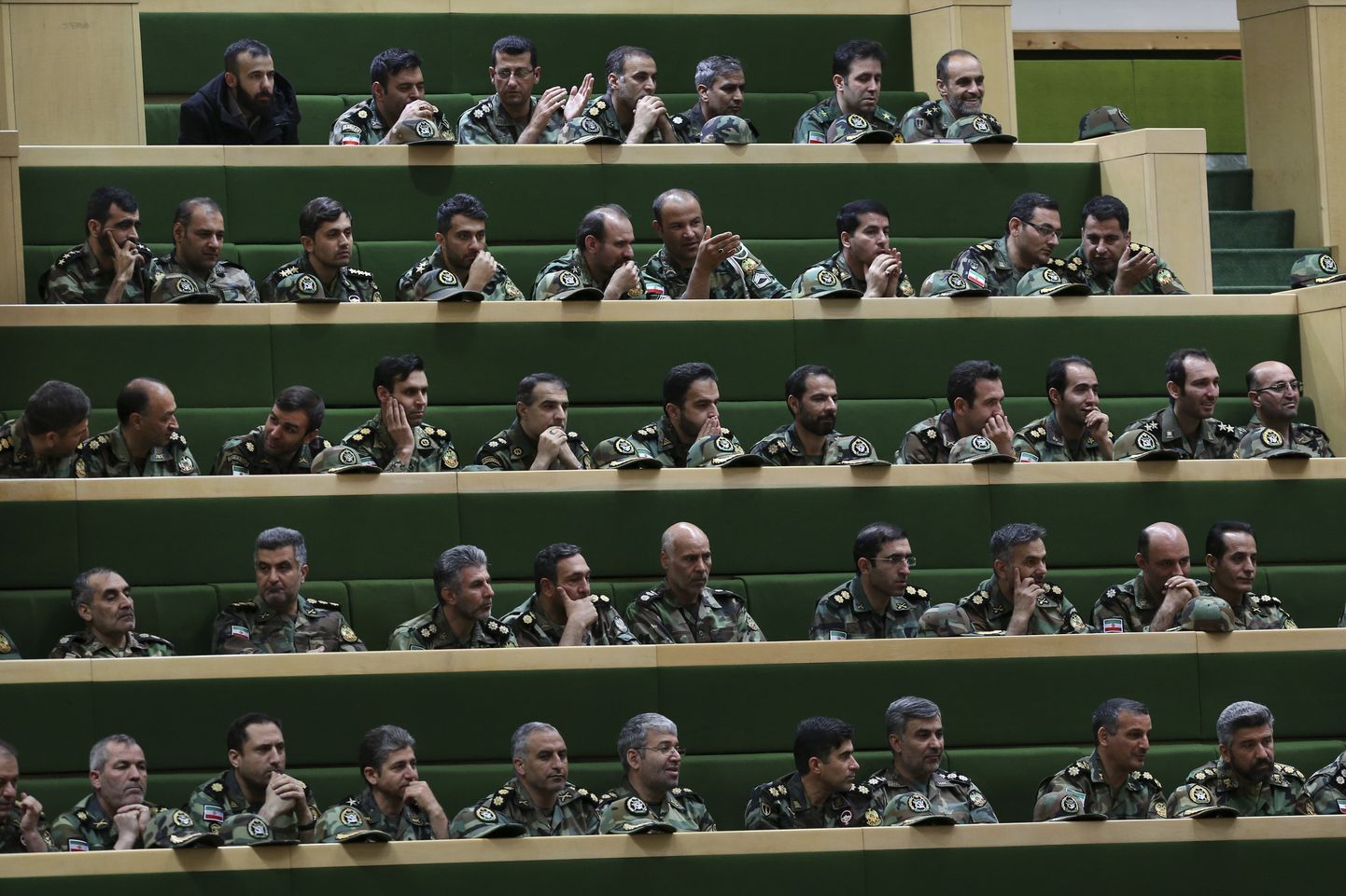 Grupp Iraani sõjaväelasi osalesid parlamendi debatil armee päeval 16. aprillil 2019.