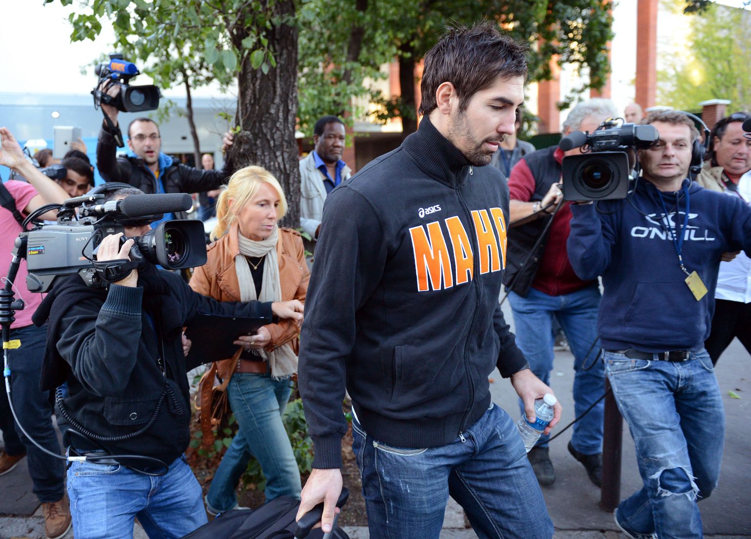 Maailma üks parimaid käsipallureid Nikola Karabatic eskorditi täna politseiautosse ja viidi ülekuulamisele.