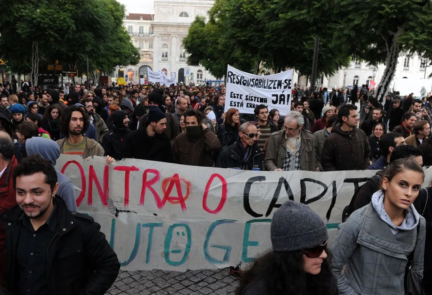 Lissabonis tõi üldstreik tänavatele tuhandeid rahulolematuid inimesi, kes protestisid valitsuse karmide kärbete vastu.