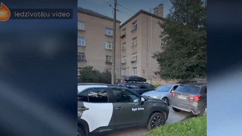 Noskaties ⟩ Mežaparka pasākumu laikā šoferi savus auto "nomet", kur grib. Vietējie pikti