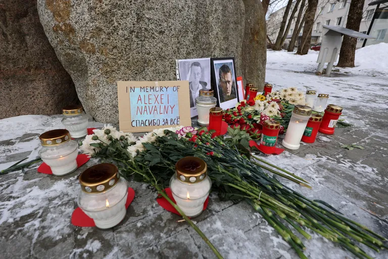 Aleksei Navalnõi mälestuseks põlevad Rukkilille monumendi juures küünlad.