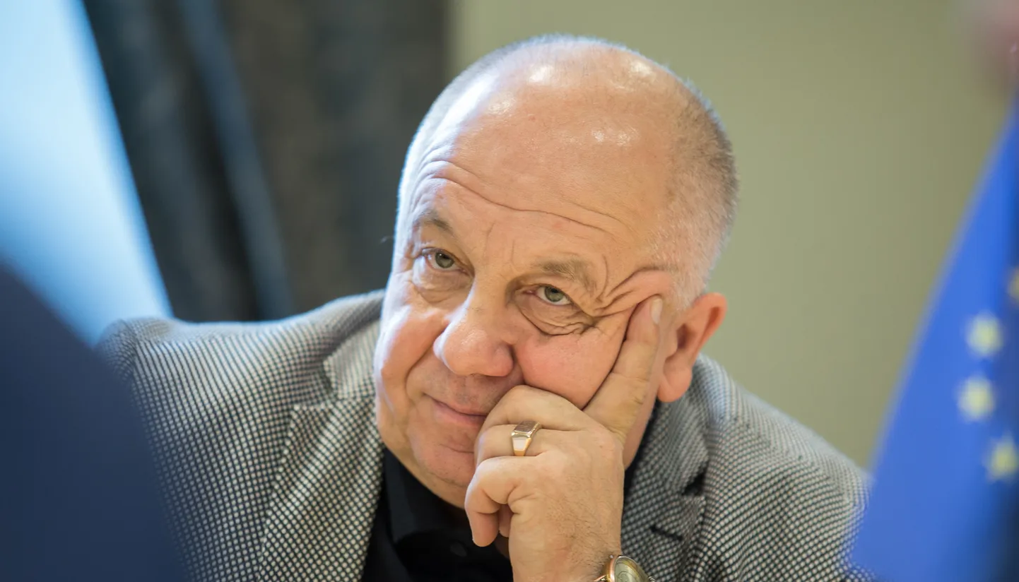 Arthur Seppern oli sunnitud tagasi võtma eelnõu, millega nähti ette hooldekeskuse üleandmine erakapitalile.