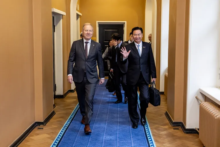 Taiwani välisminister Jaushieh Joseph Wu riigikogus. Vasakul Marko Mihkelson.