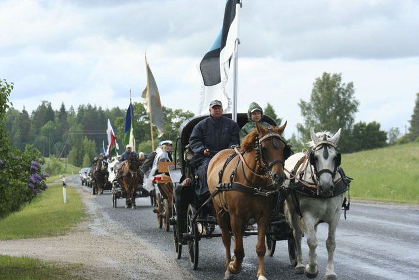 2004. aastal tähistati Eesti lipu 120ndat aastapäeva piduliku kaarikusõiduga Otepääle.