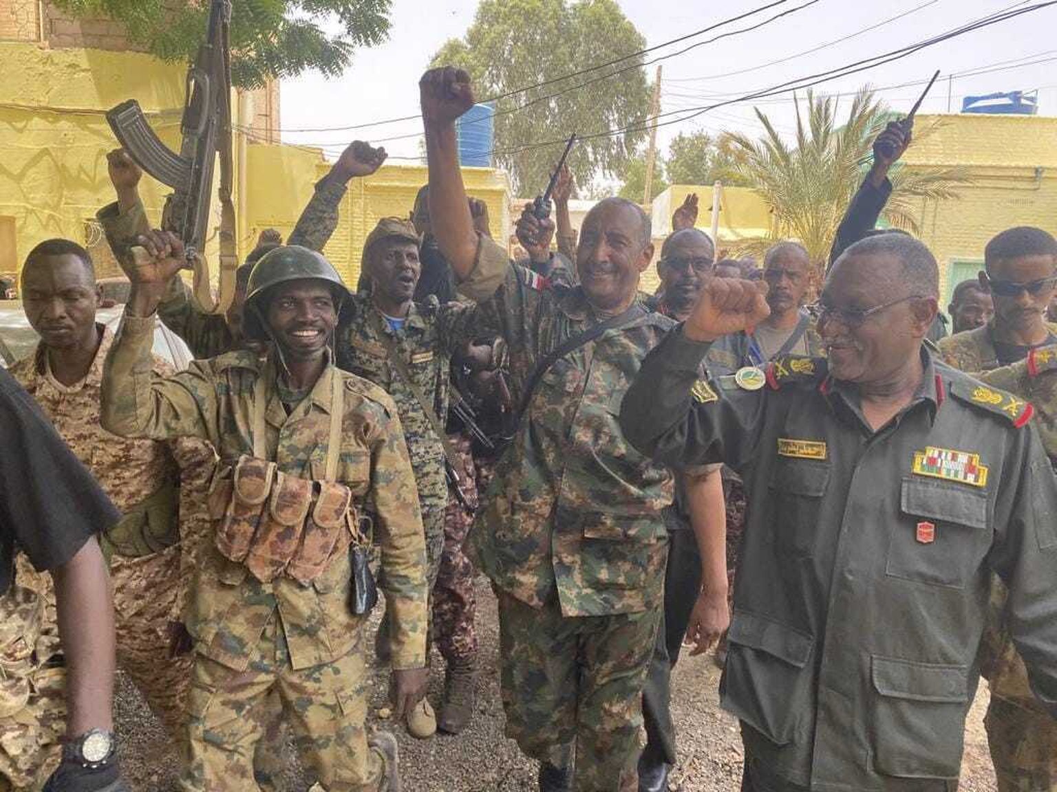 Kindral Abdel-Fattah Burhan sõduritega Hartumis. 30. mai 2023.