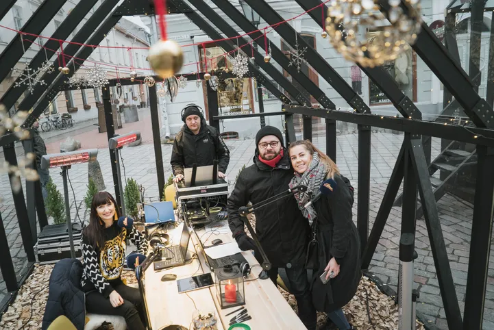Raadio Elmari tuntud hääled räägivad end eetrisse Tartu raeplatsilt