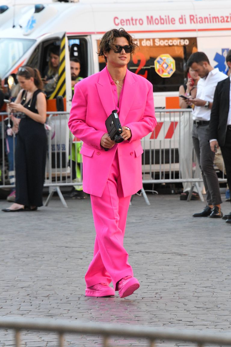 Ka mehed võivad roosat kanda. Pildil on Ameerika näitleja Charles Melton.