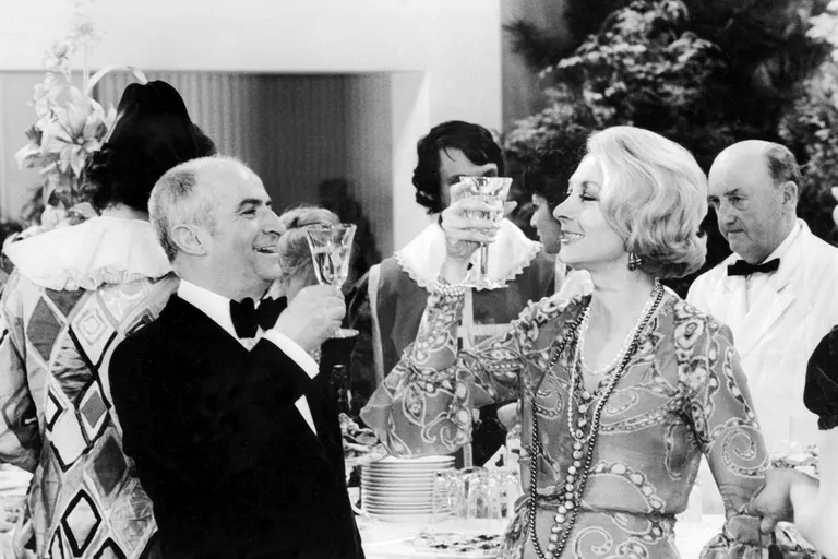 Kaader filmi 'Jo' võtetelt: Prantsuse näitejad Louis de Funes (vasakul) and Claude Gensac löömas pokaale kokku. FOTO: STRINGER/AFP/Scanpix