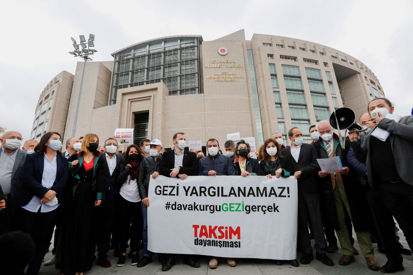 Meeleavaldajad Istanbuli kohtuhoone ees, kus jätkub protsess kodanikuühiskonna liidri Osman Kavala üle.