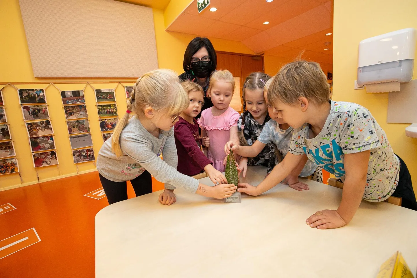 Keskkonnaministeerium tunnustas Rohuaia lasteaeda süsteemse õppetöö ja keskkonnahoidliku mõtteviisi eest. Direktor Ene Nool (maskiga) oli üllatunud ja väga tänulik.