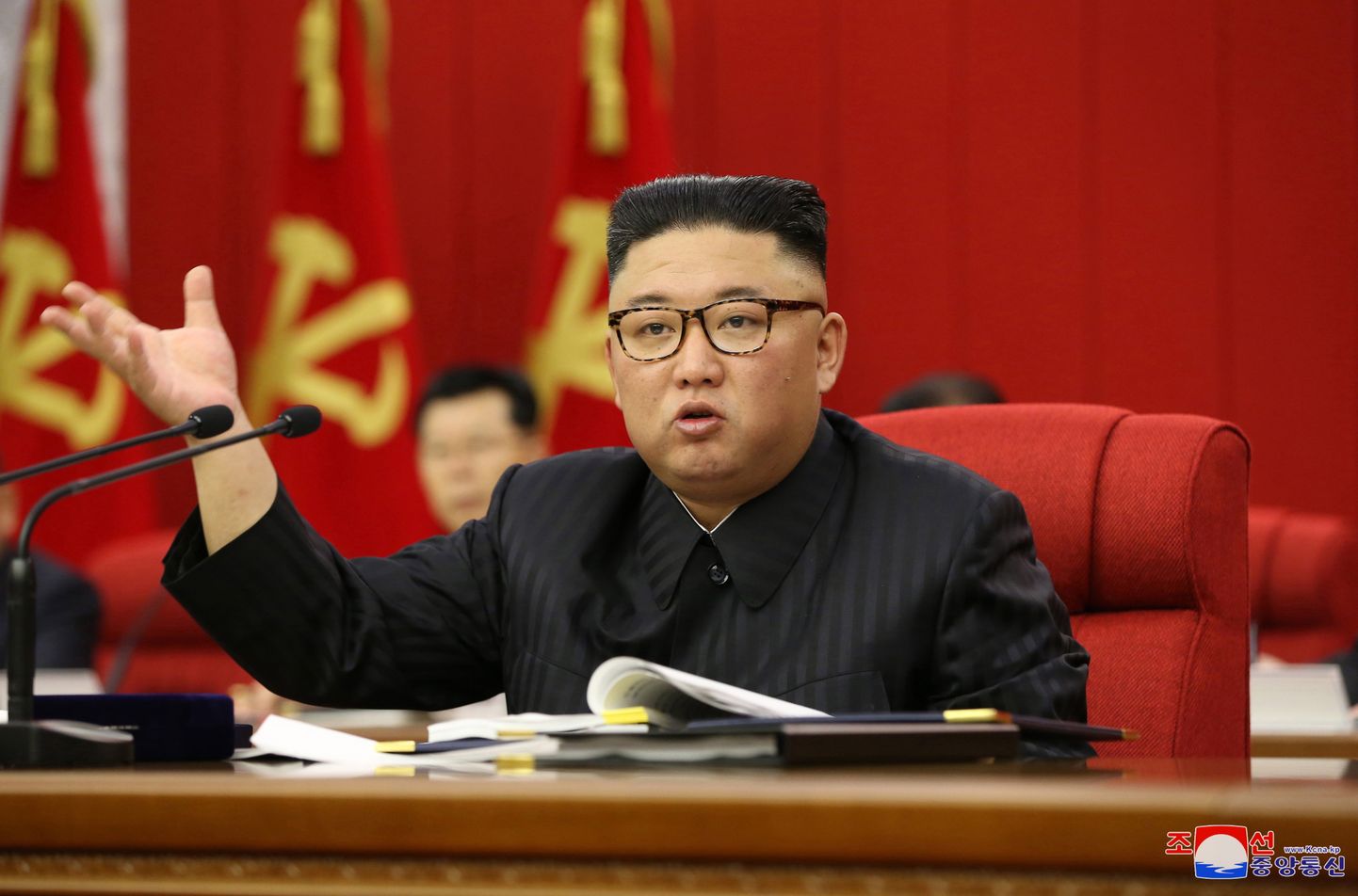 Kim Jong-un keskkomitees kõnelemas.