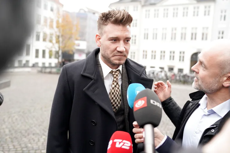 Taani jalgpallituus Nicklas Bendtner on varemgi skandaalidesse sattunud. Paar aastat tagasi lõi ta taksosõidu lõpetuseks taksojuhil ninaluu puruks.