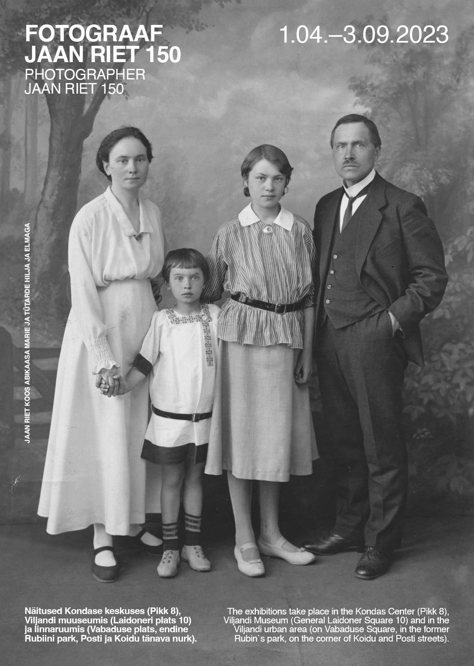 Plakati fotol on Marie, Elma, Hilja ja Jaan Riet koduateljees 1917. aastal.
Viljandi muuseumi fotokogu, VMF 439:41.