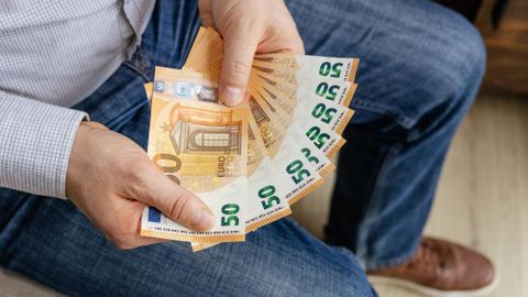 Igauņus pārsteidz jauns krāpšanās veids: kāpēc krāpnieki pārskaita jums naudu?