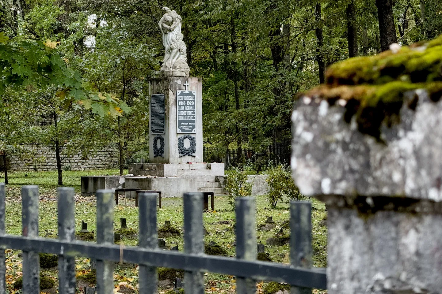 Памятник павшим в Освободительной войне, стоящий в центре Нарвского гарнизонного кладбища.