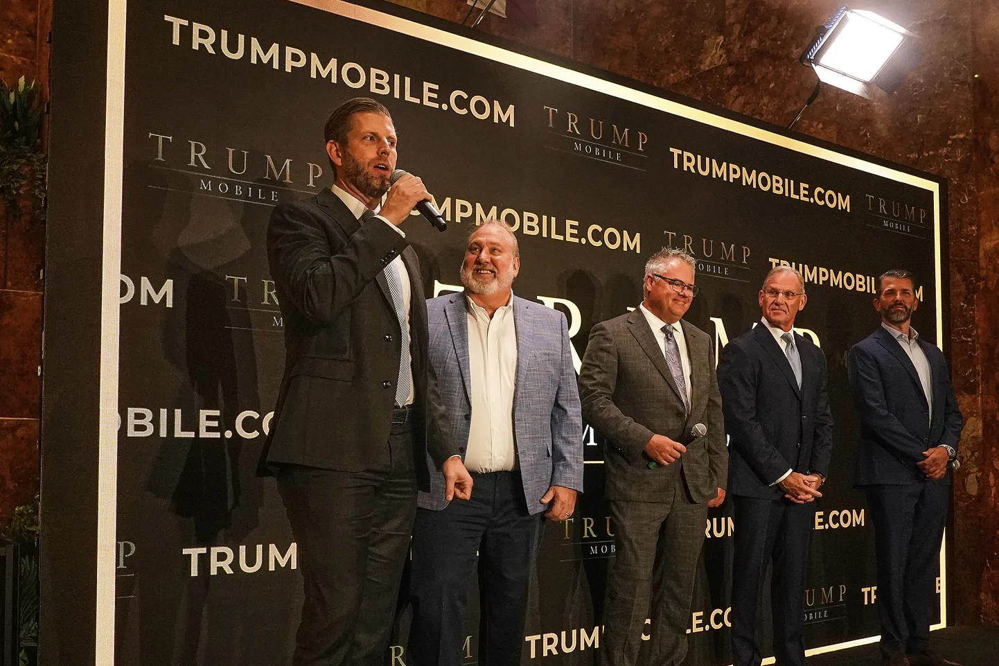 Eric Trump, Don Hendrickson, Eric Thomas, Patrick O'Brien ja Donald Trump jr (vasakult paremale) osalevad Trump Mobile’i väljakuulutamisel New Yorgi Trump Toweris esmaspäeval, 16. juunil 2025.