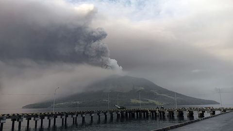 Indoneesias evakueeriti vulkaanipurske tõttu tuhandeid inimesi