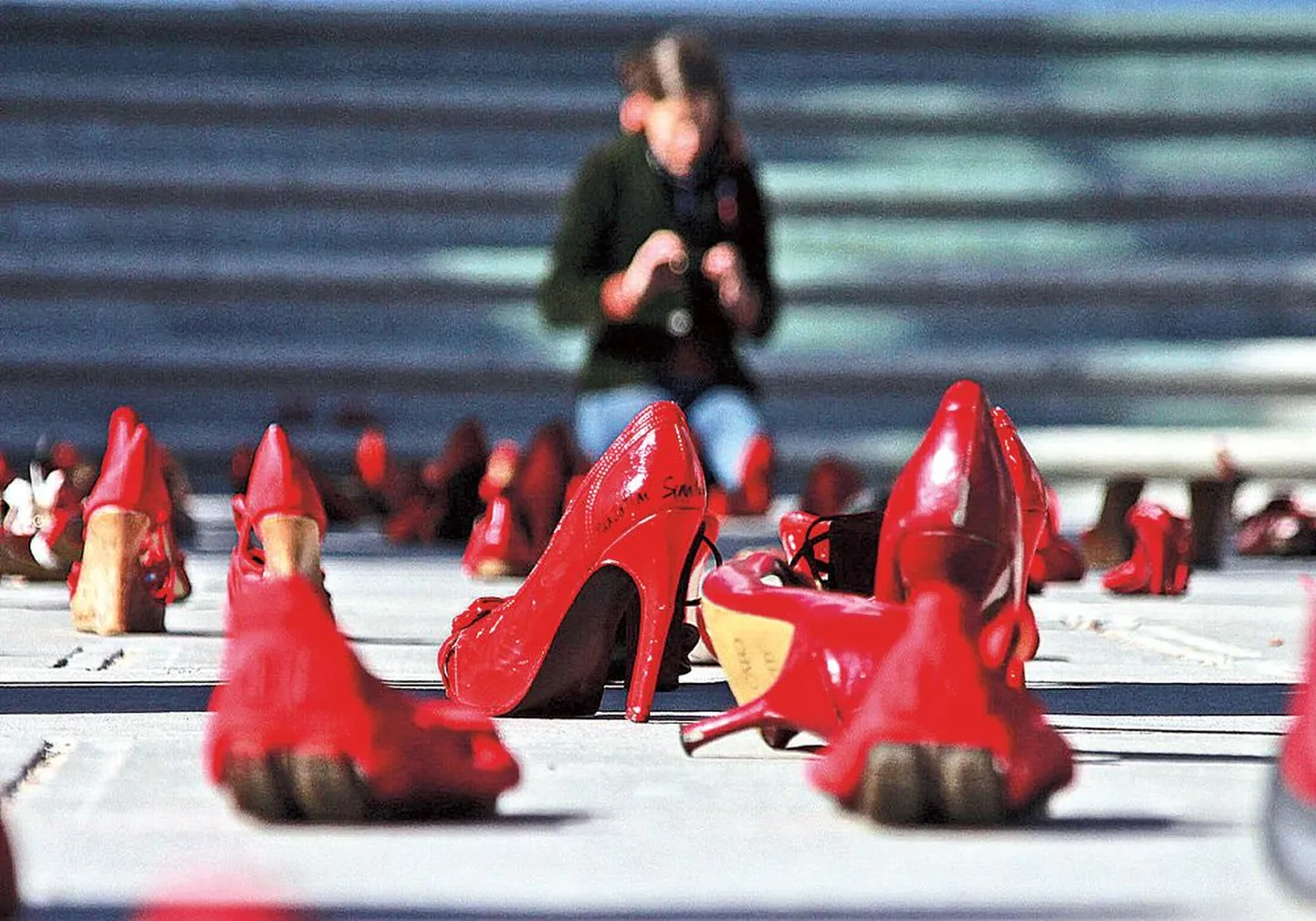 В прошлом году перед прокуратурой города Сьюдад-Хуарес (Мексика) появилась инсталляция из сотен красных туфелек, символизирующая убитых женщин.