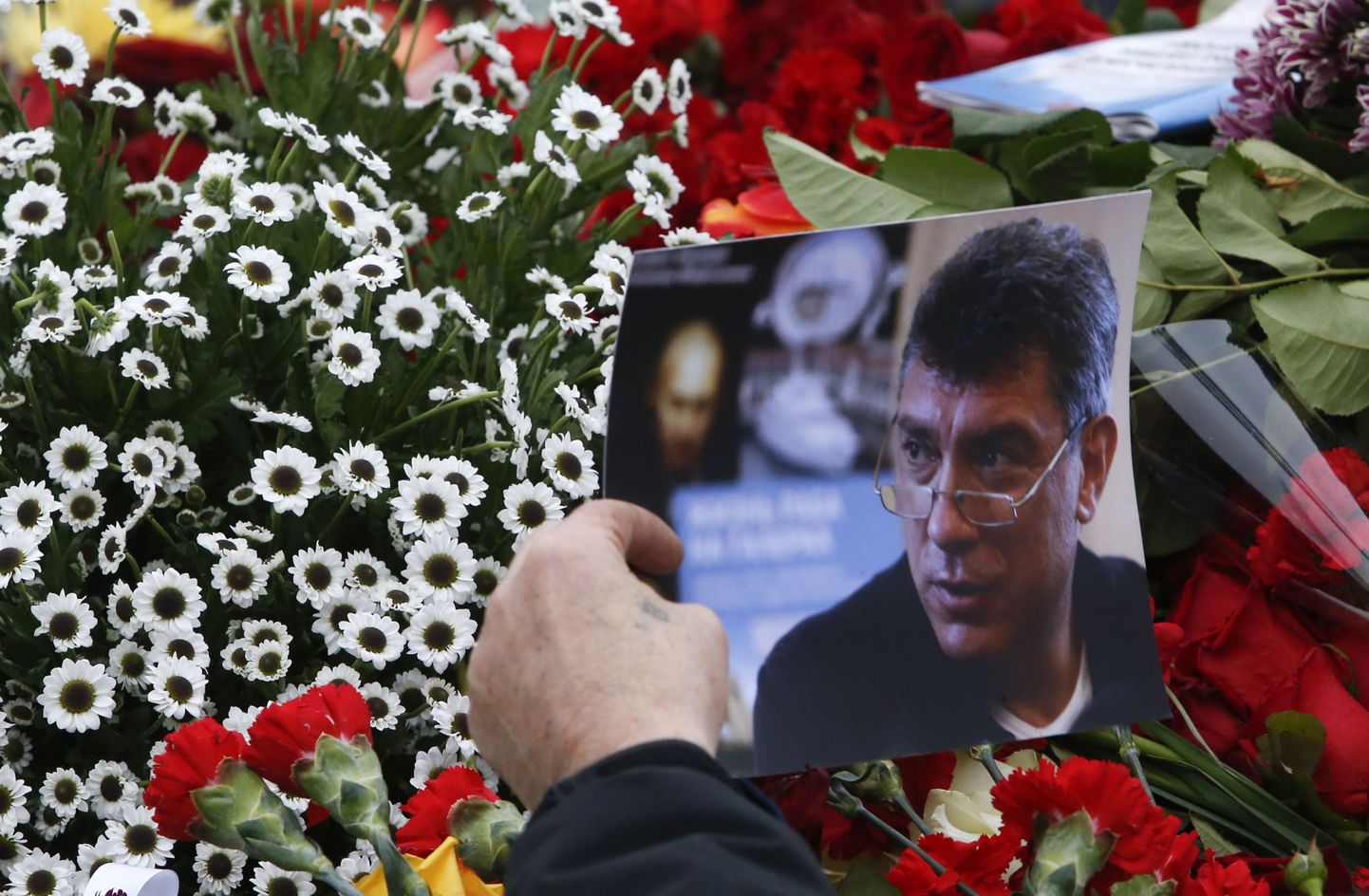 Boriss Nemtsovi foto Bolšoi Moskvoretski sillale toodud lillede juures.