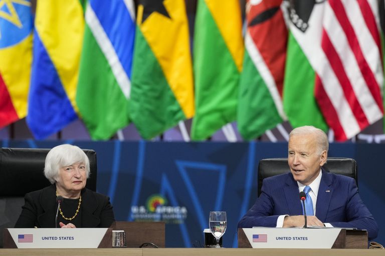 Министр финансов Джанет Йеллен слушает выступление президента Джо Байдена на заседании cаммита лидеров США и Африки по вопросам обеспечения продовольственной безопасности и устойчивости продовольственных систем, 15 декабря 2022 года, Вашингтон, США.