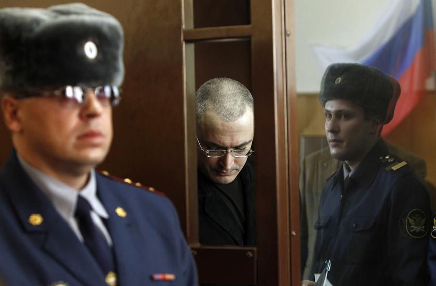 Vene kohus mõistis Jukose asutaja ja tegevjuhi Mihhail Hodorkovski (pildil keskel) vangi 2003. aastal. Ta peaks vabanema 2016. aastal.