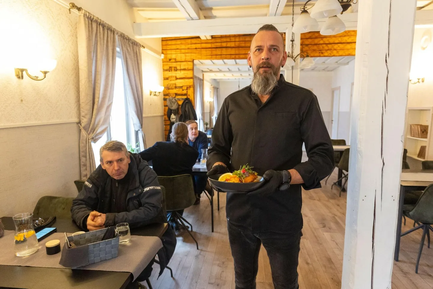 Paide Keskväljaku kohviku peakokk Lauri Kabrits üllatab lõunasööjaid iga päev eri riigile või linnale iseloomuliku menüüga.