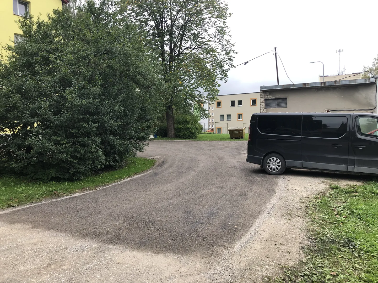 Paides meestejuuksuri juurest Väike-Aia tänavani viiv teejupp sai täna musta katte alla.