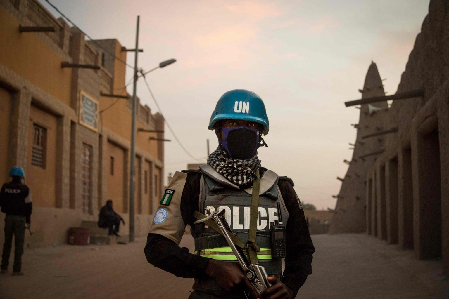 ÜRO rahvuvalve missioni MINUSMA sõdur Malis patrullimas 14. sajandil ehitatud Djingareyberi ehk Suurt Mošeed (08.12.2021).
