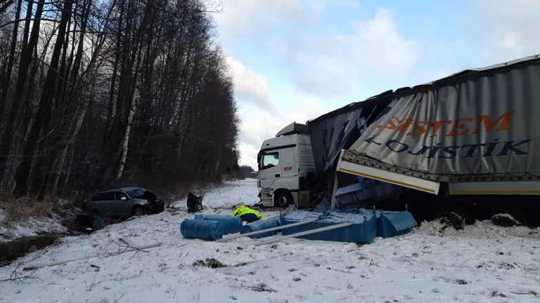 Tallinna–Pärnu–Ikla maanteel Häädemeeste vallas Majaka külas hukkus kolme veoauto ja ühe sõiduauto kokkupõrkes inimene.