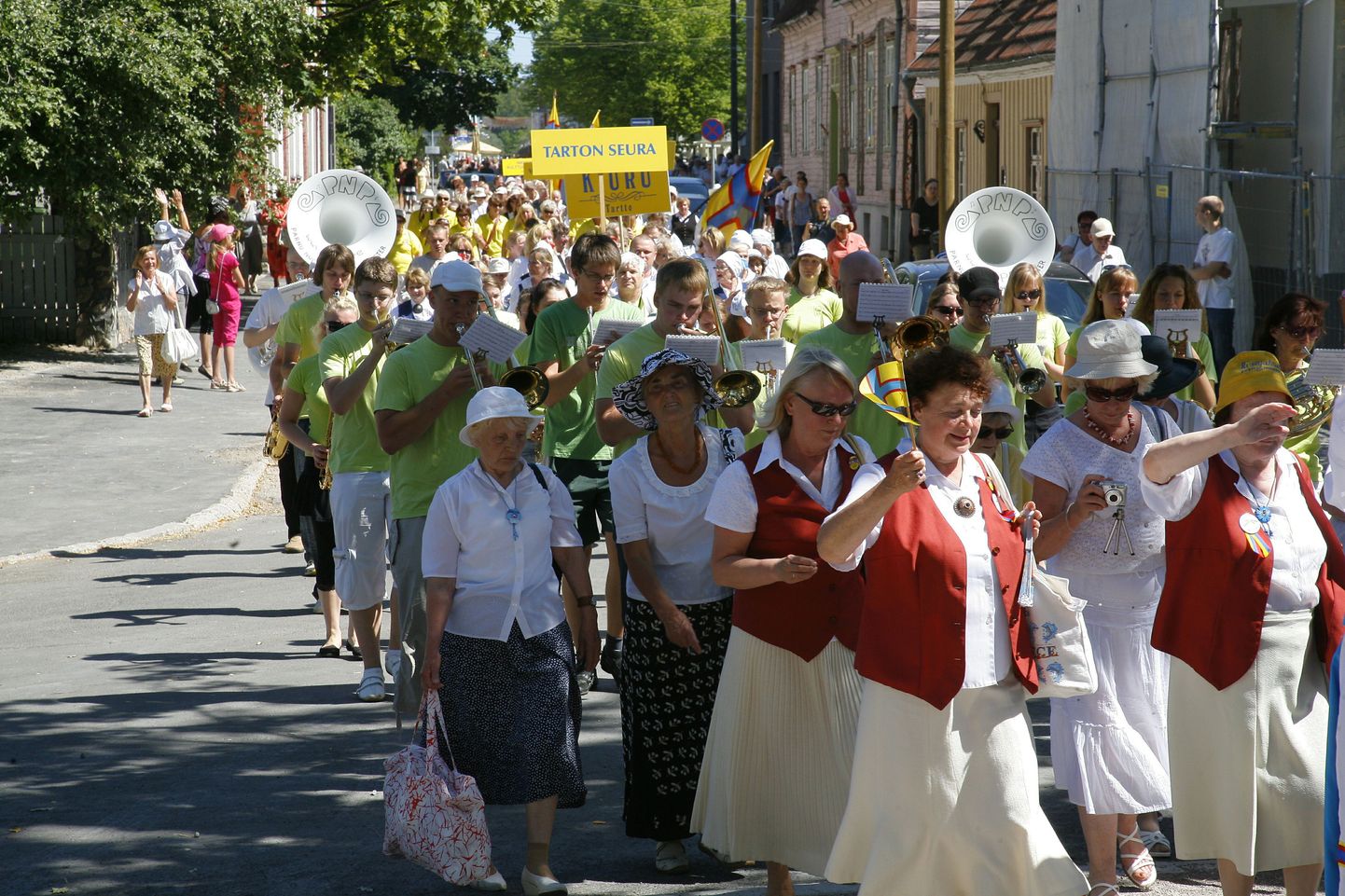 Pärnus toimus Eesti ingerisoomlaste 20. tantsu- ja laulupidu. Pildil piduliste rongkäik mööda Rüütli tänavat Vallikääru.