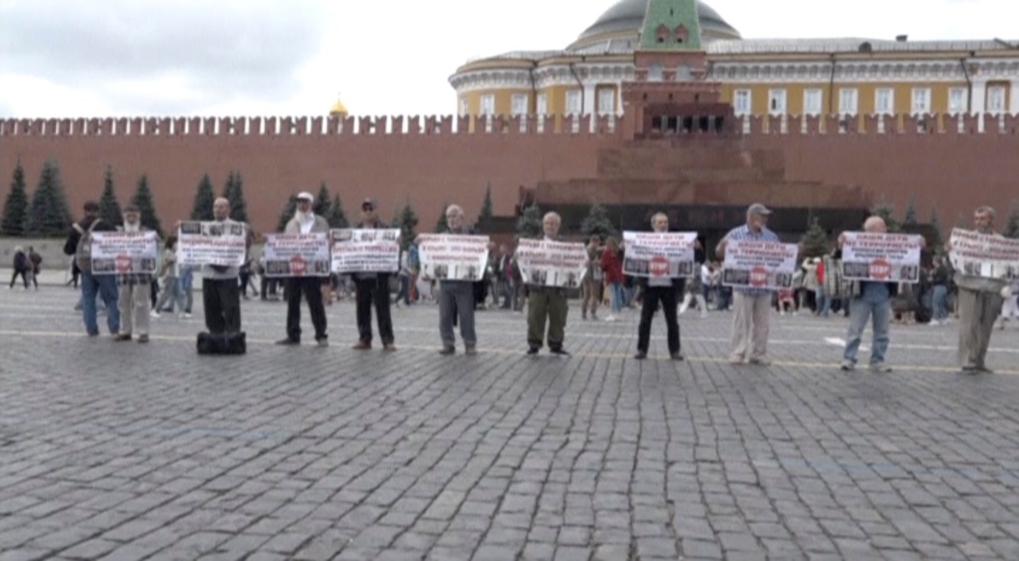 Krimas tatāri 10. jūlijā Maskavas Sarkanajā laukumā protestē pret šīs etniskās grupas vajāšanu.