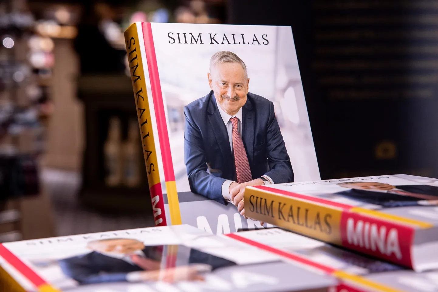 Siim Kallas andis endise tööandja toel välja elulooraamatu.