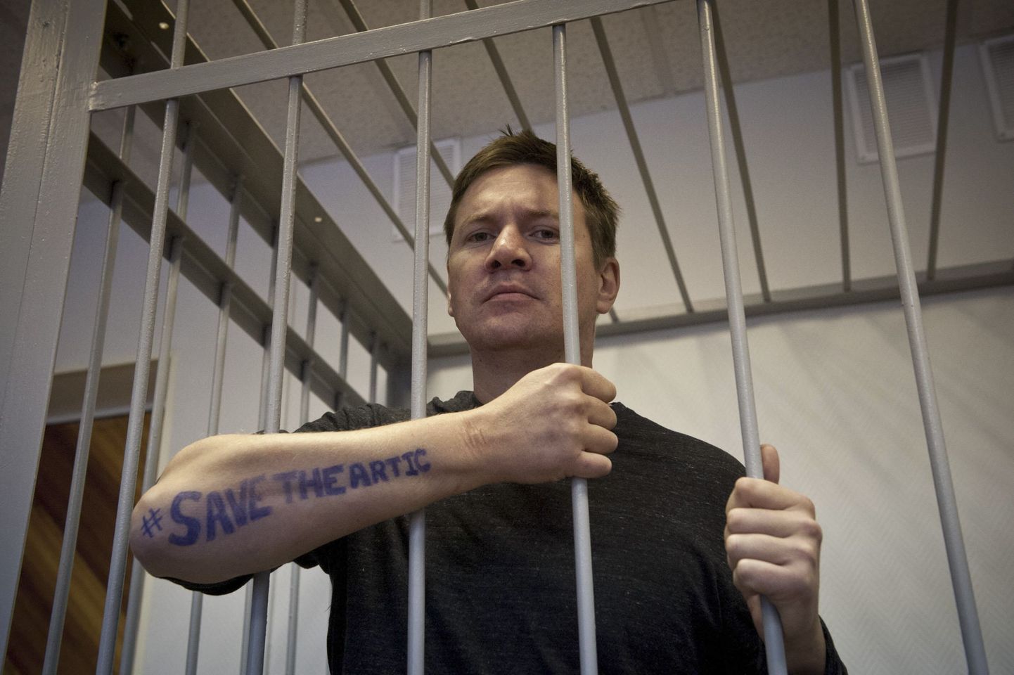 Suurbritanniast pärit Greenpeace'i aktivist Anthony Perrett kuulab Murmanski kohtus esialgset otsust.