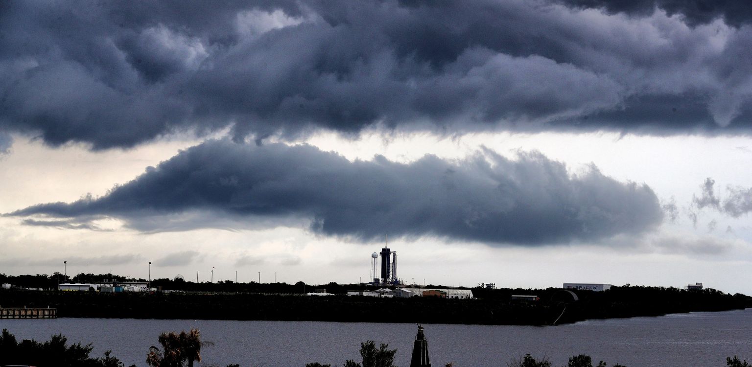 SpaceX Falcon 9 kanderakett ja Crew Dragon kosmoselaev on Florida Kennedy kosmosekeskuse stardiplatvormilt 39A valmis startima. 27. mail pidanud start lükati halva ilma tõttu 30. maile