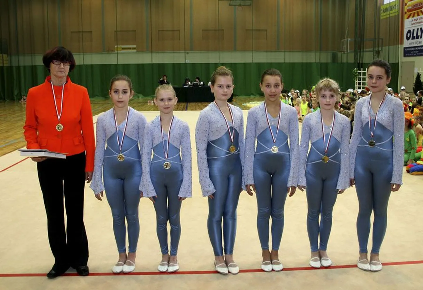 Maagümnaasiumi neljanda klassi tüdrukutest koosnev võimlemisrühm pärjati laureaaditiitliga.