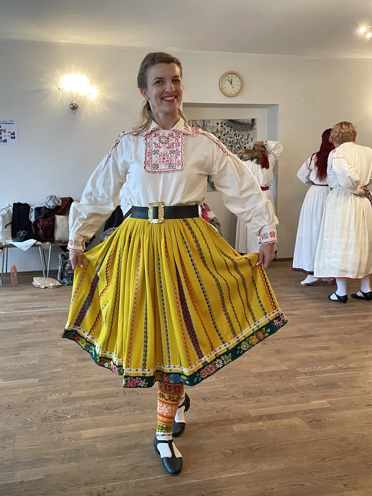 Kristina on käinud viis aastat rahvatantsus ja ootab pingsalt suve tähtsündmust – XXI tantsupidu.