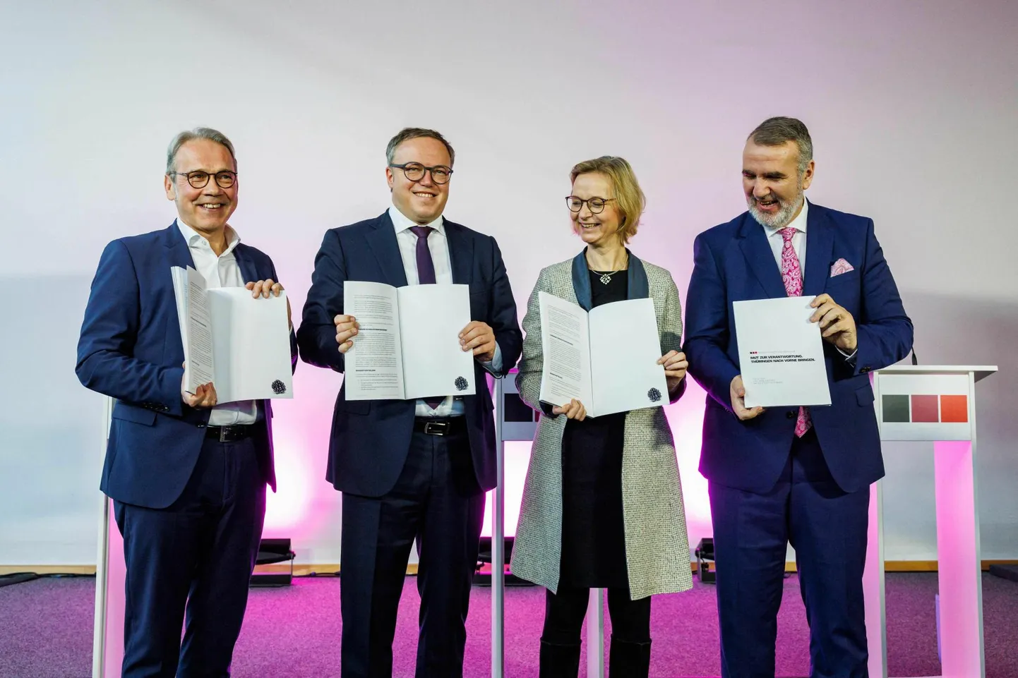 Tüüringi sotsiaaldemokraatide liider Georg Maier, kohalike kristlike demokraatide kohalik liider Mario Voigt, kes soovib saada liidumaa peaministriks ja kohaliku Sahra Wagenknechti Liidu kaasjuhid Katja Wolf ja Steffen Schuetz esitlemas koalitsioonilepingut 22. novembril 2024. aastal.