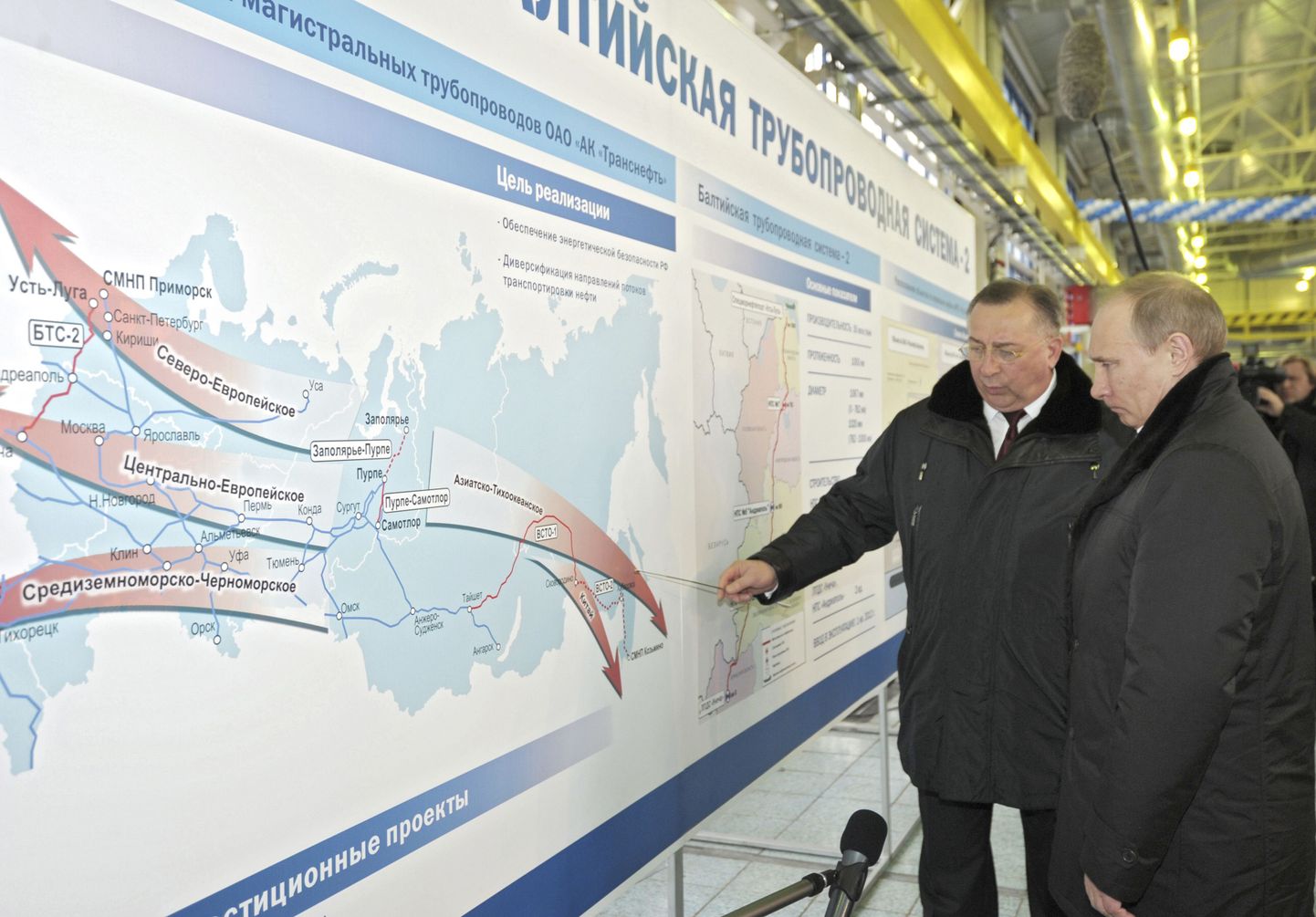 Venemaa peaminister ja tulevane president Vladimir Putin (paremal)ning Transnefti juht Nikolai Tokarev 23. märtsil Ust-Luga sadamas naftaterminali külastamas.
