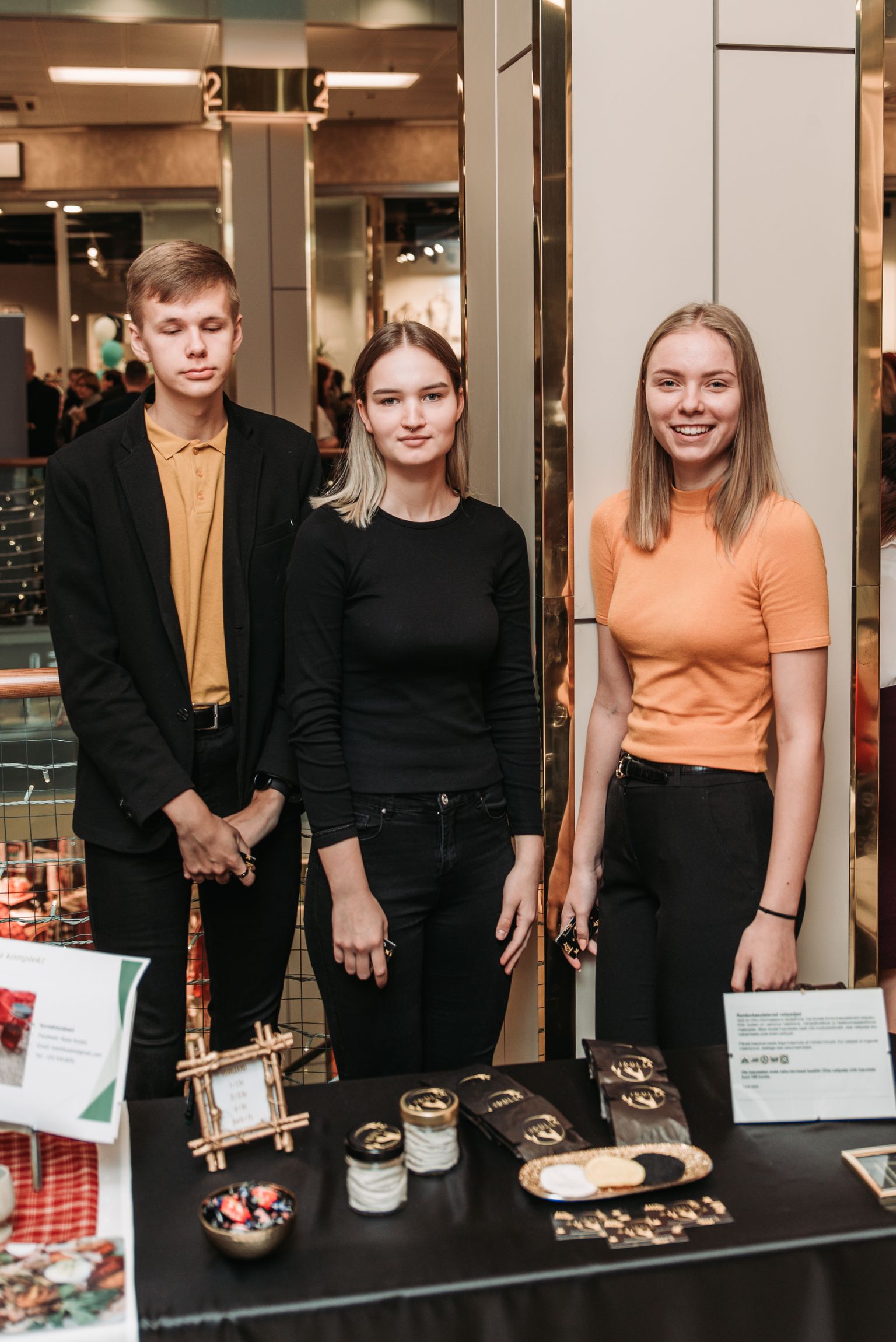 Tallinnas toimus ilmselt maailma suurim õpilasfirmade laat. ÕF Idüll: Markus Vetemäe (vasakult), Aliis Lang ja Vanessa Alström