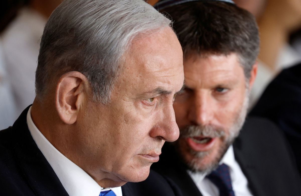 Министр Бецалель Смотрич общается с премьером Израиля Беньямином Нетаньяху, 17 августа 2023 года.