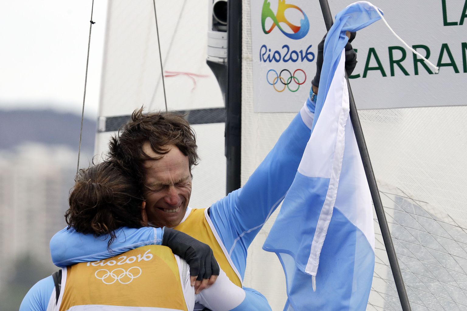 Santiago Lange kallistamas oma kaaslast Cecilia Carranza Sarolit pärast olümpiavõitjaks tulemist.