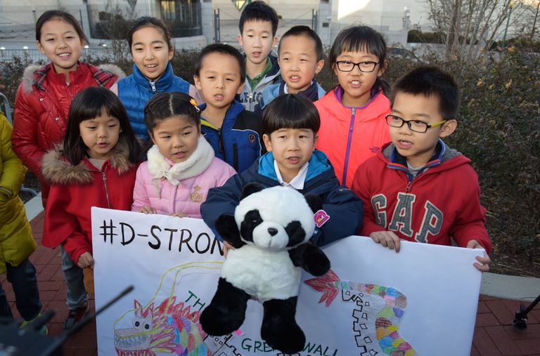 Hiina diplomaatide lapsed väikest Dorianit tervitamas 14. jaanuaril Hiina saatkonna ees Washingtonis. Foto: Scanpix