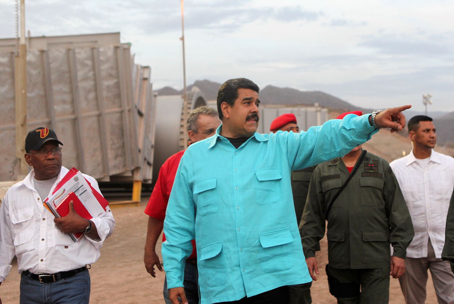 President Nicolás Maduro on lubanud jätkata riiki vaevavale majanduskriisile vaatamata 1999. aastal eelkäija Hugo Cháveze alustatud sotsialistlikku revolutsiooni.