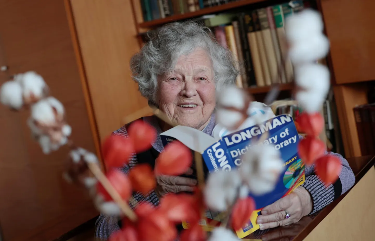 Inglise keele õpetajal Nora Tootsil on sõnaraamat alati käepärast võtta – iial ei tea, millal võib vaja minna. Koduses raamaturiiulis on tal neid kümnete kaupa.