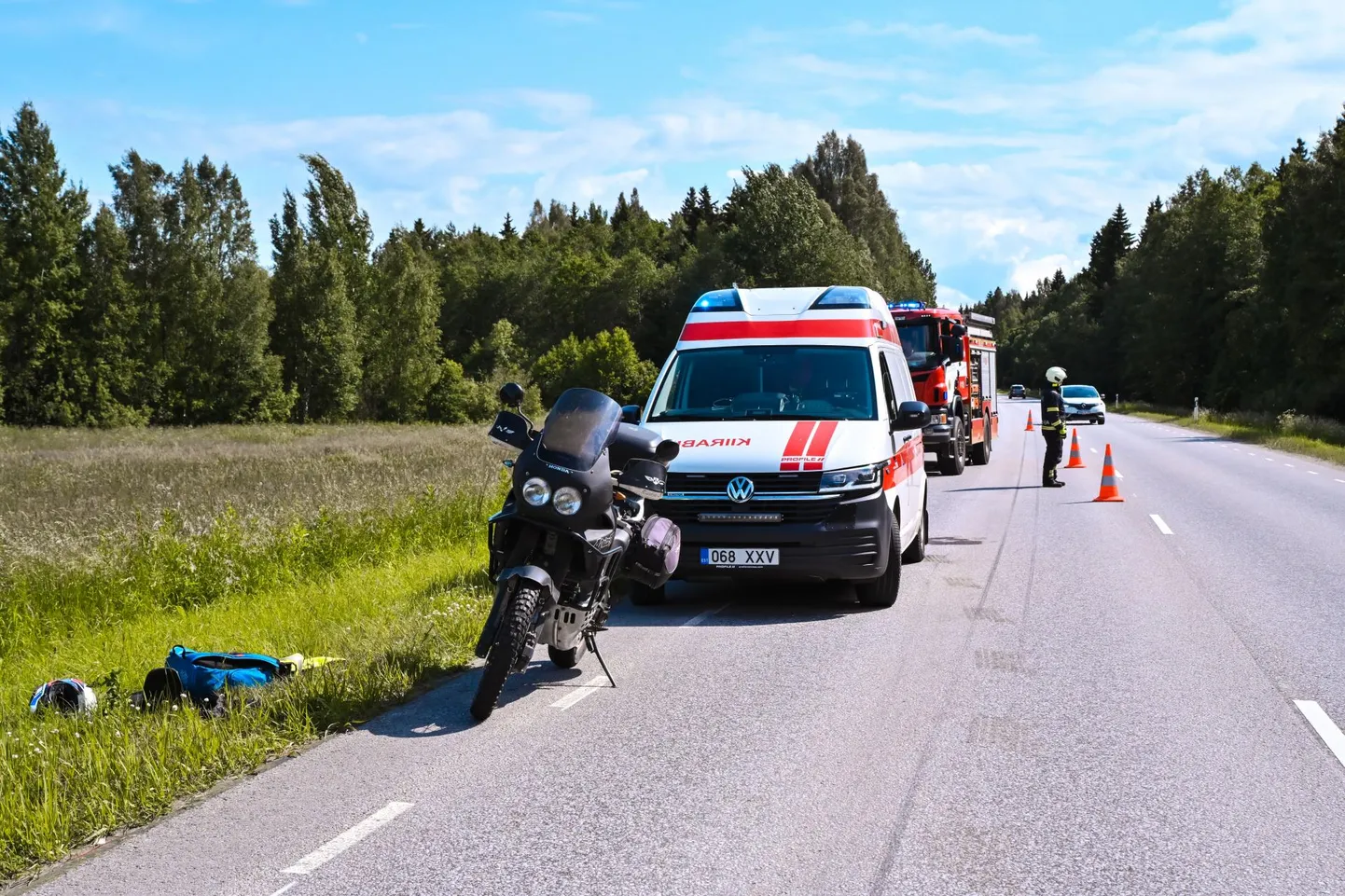 Tsiklimees pääses keset maanteed kukkumisel terve nahaga.