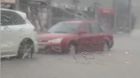 VIDEO ⟩ Sajūta, ka 15 minūtēs nolija mēneša norma: stipras lietusgāzes applūdinājušas ielas Kuldīgā un Saldū