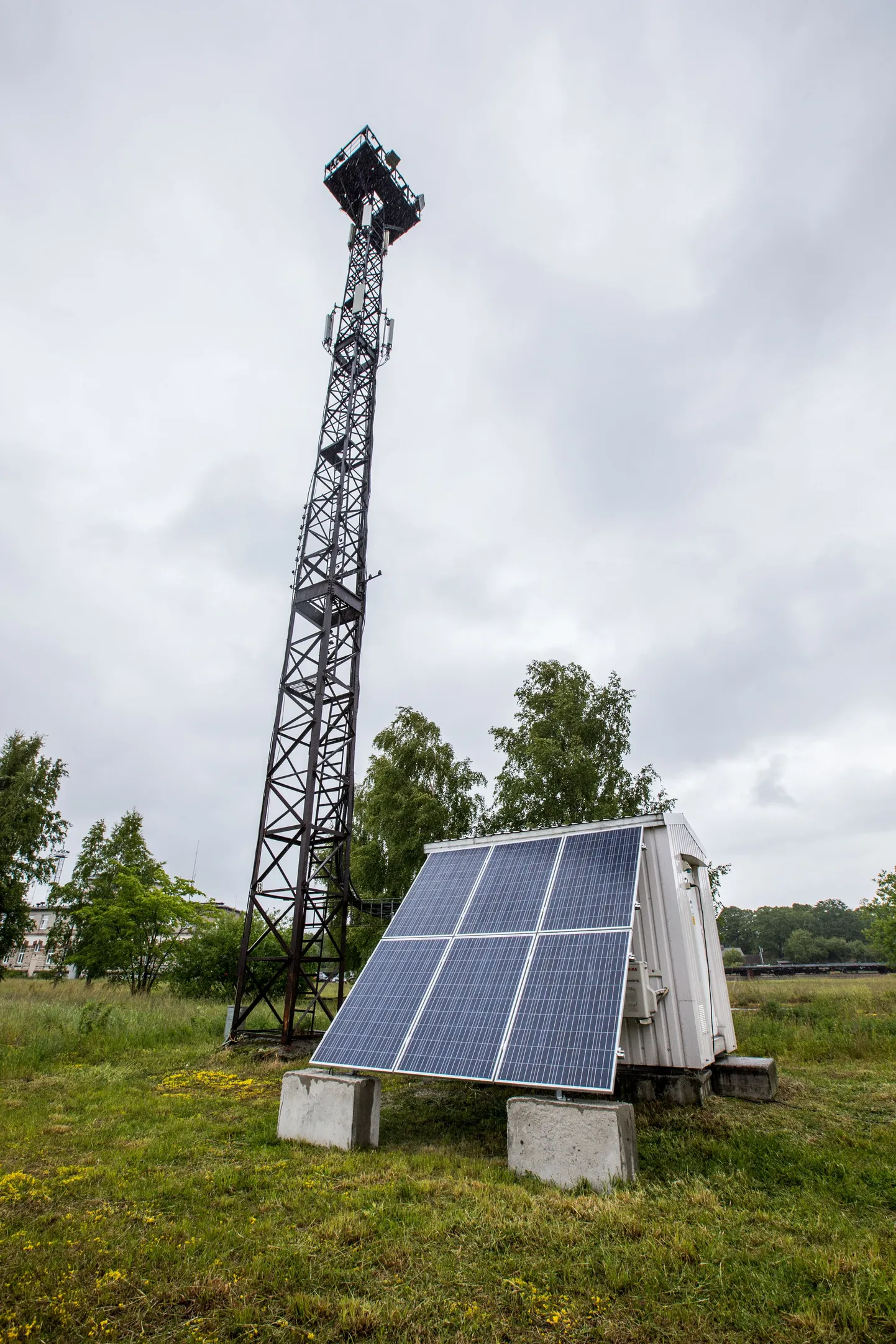 Elisa esimene päkeseenergiast saadavat elektrit kasutav mobiilside tugijaam.