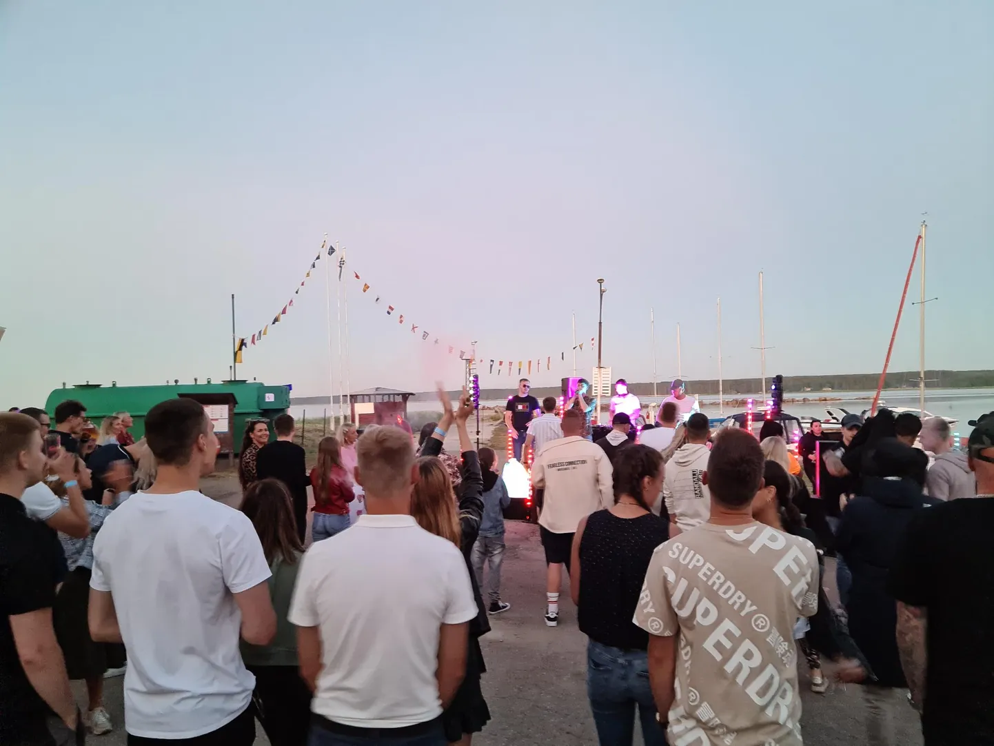Vergi jaanituli, laval on Küberünnak ja Karmo.