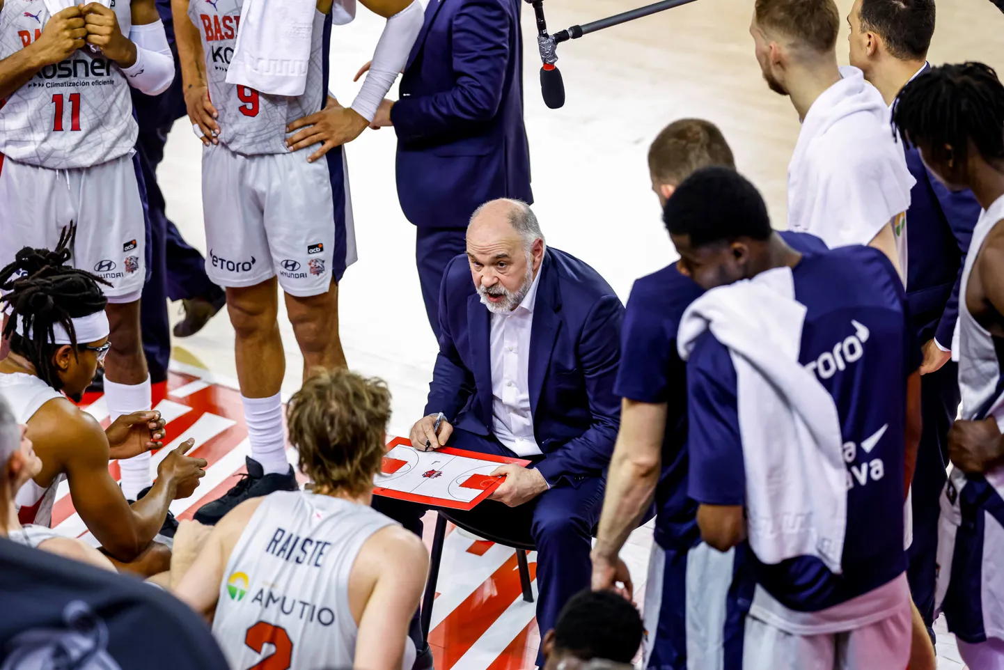 Peatreener Pablo Laso selgitamas plaani Sander Raiestele ja teistele.