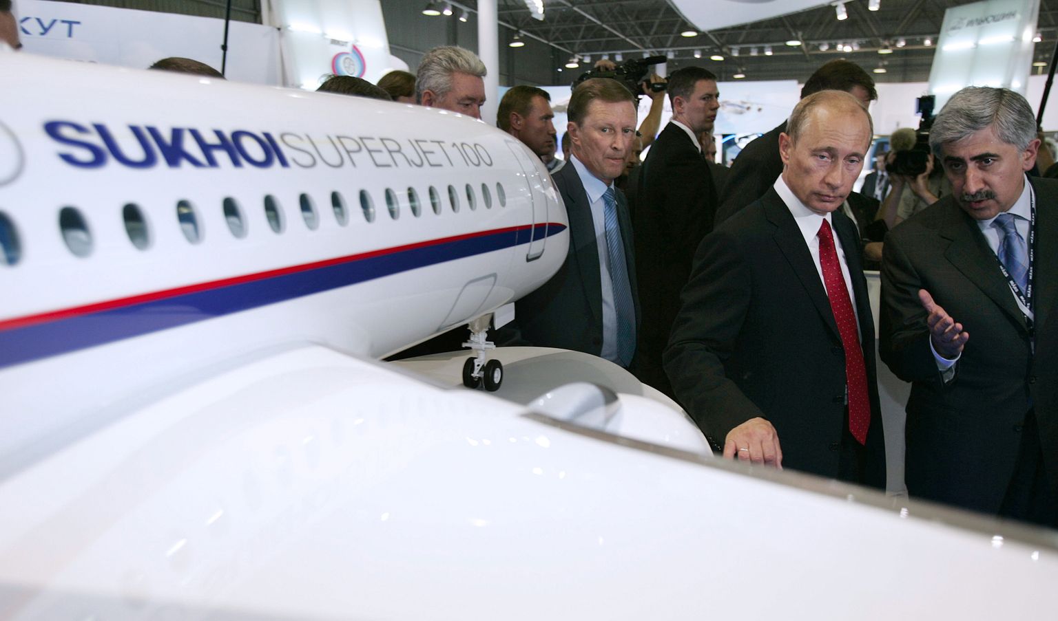 Venemaa president Vladimri Putin 2007. aastal Žukovski lennundusnäitusel. Juba toona oli eesmärgiks Suhhoi Superjet 100 projekti abil vähendada Boeingu ja Airbusi turuosa. Samale projektile loodetakse veel praegugi elu sisse puhuda.